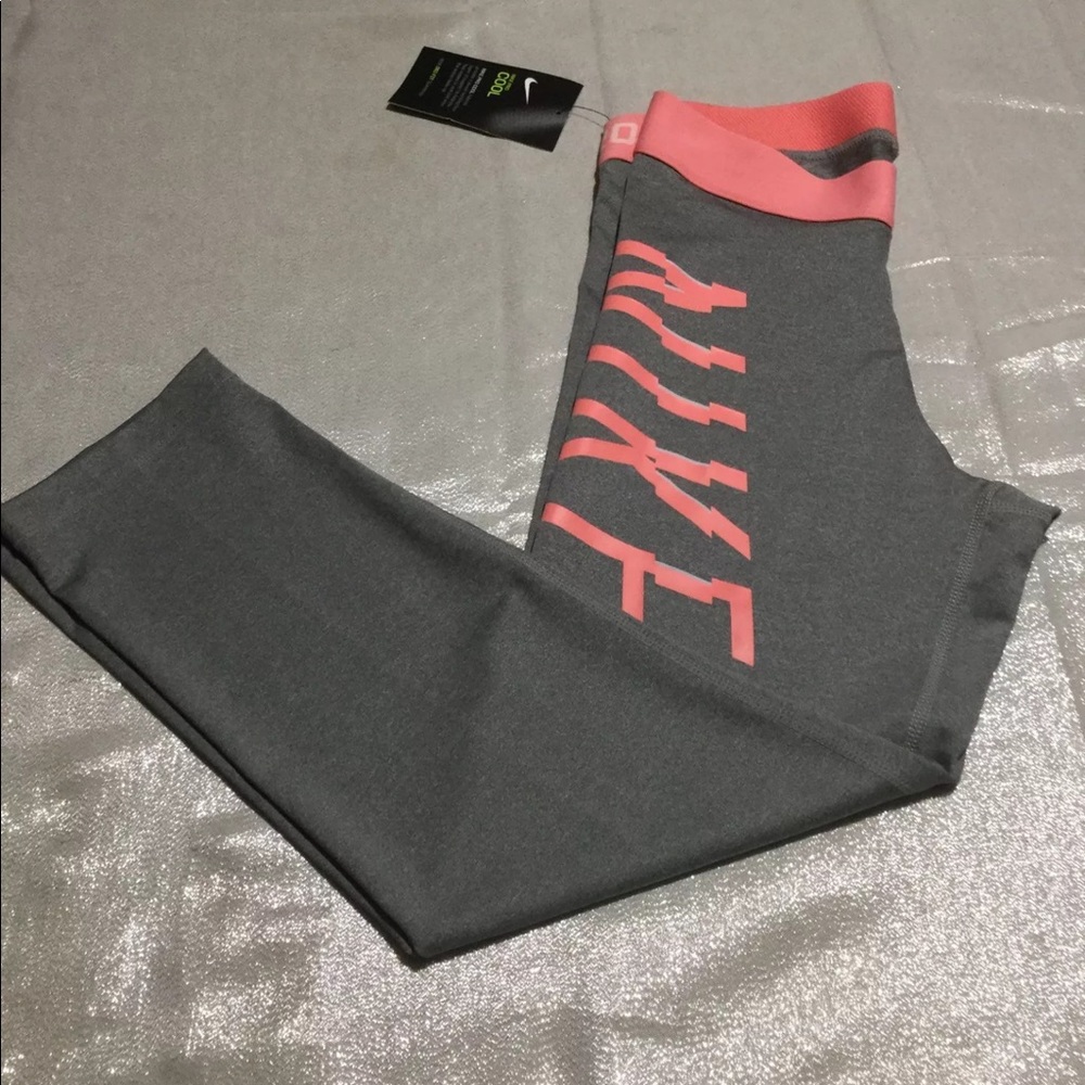SMALL OR MEDIUM NIKE PRO CAPRIS NWT